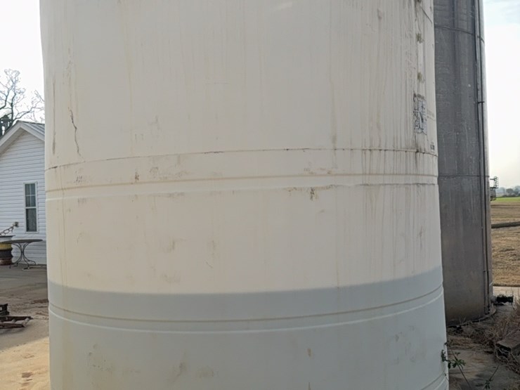 6000-gallon-upright-poly-tank-last-used-for-24%-nitrogen-(contents-do-not-go-with-unit-and-will-be-removed-prior-to-auction)￼-image-7