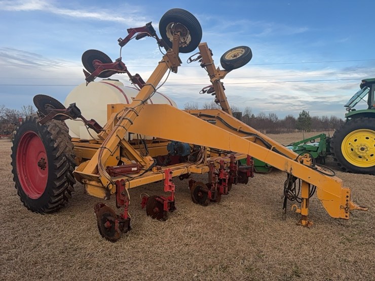 kbh-gooseneck-applicator-on-12-row-38”-rows-image-3