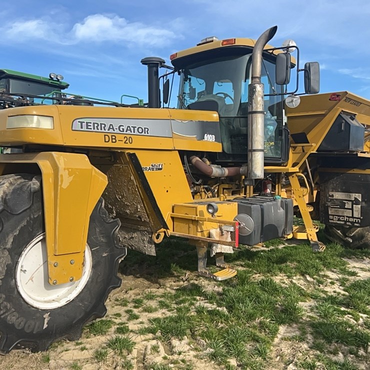 TERRA GATOR DB-20  6103 WITH JOHN DEERE ENGINE, TERRA SHIFT, WITH NEW LITER 3020 G BODY, 2390 HOURS, LIGHTBAR INTERGRATED GPS, GROUD SPEED SYNCHRONIZED SYSTEM