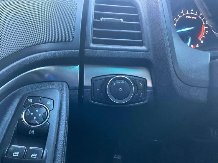 2016-ford-explorer-image-16