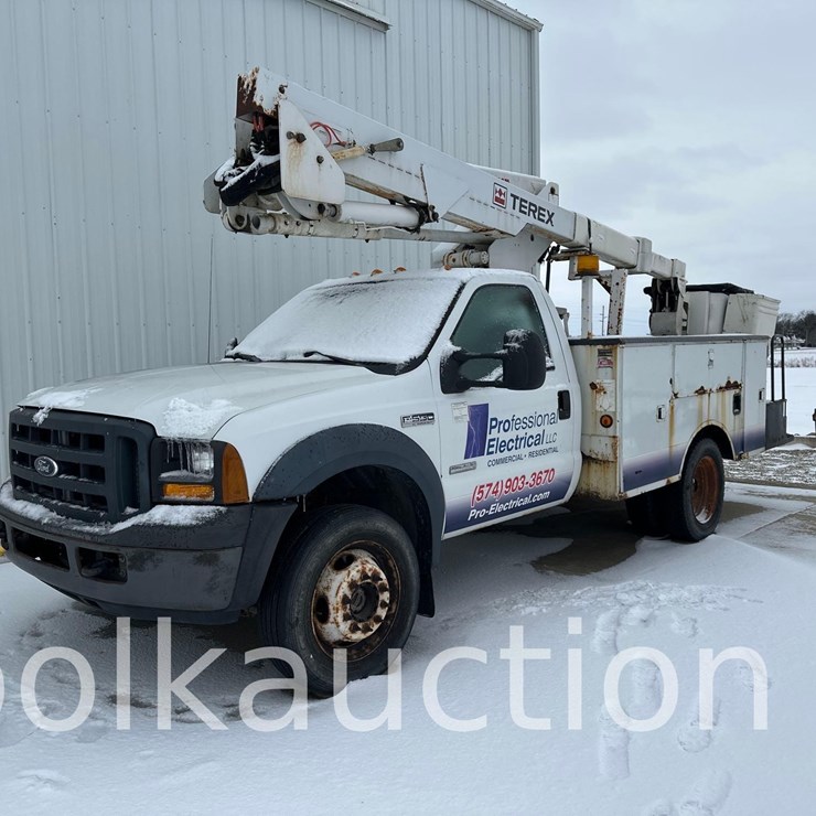 2734 - (2006) E-550 XL SUPERDUTY BUCKET TRUCK (VIN# 1FDAF57P86EB82654)