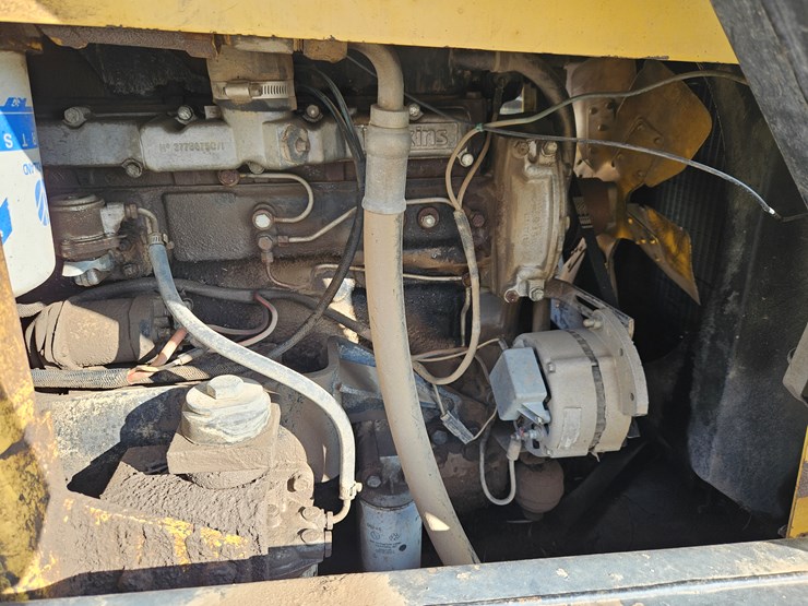 new-holland-l785-image-18