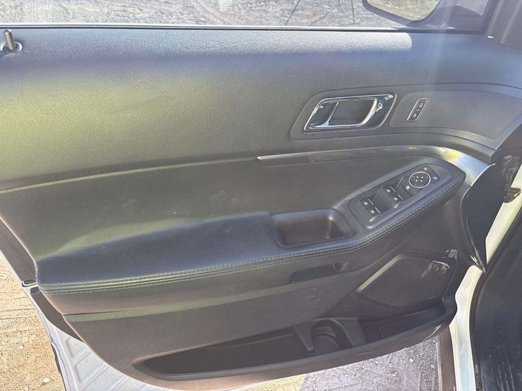 2017-ford-explorer-image-10