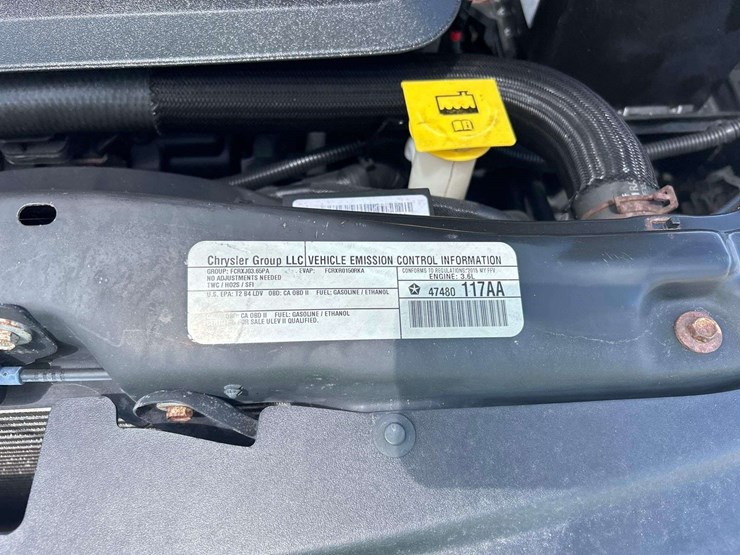 2015-chrysler-town-&-country-image-10