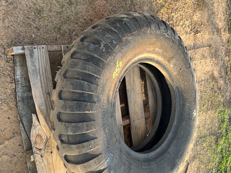 11.00–20-tire-image-4