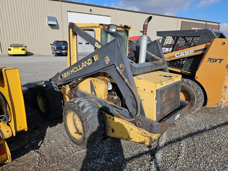 new-holland-l785-image-17
