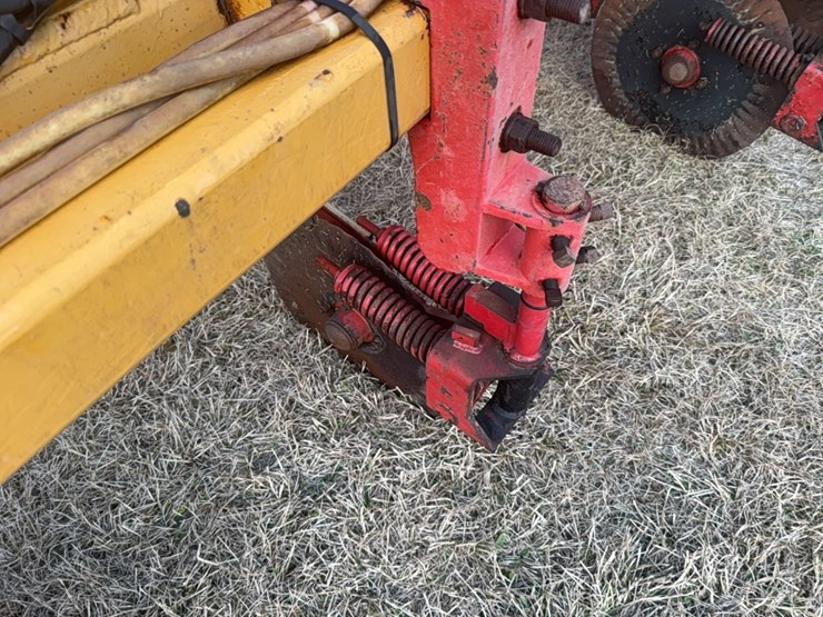 kbh-gooseneck-applicator-on-12-row-38”-rows-image-8