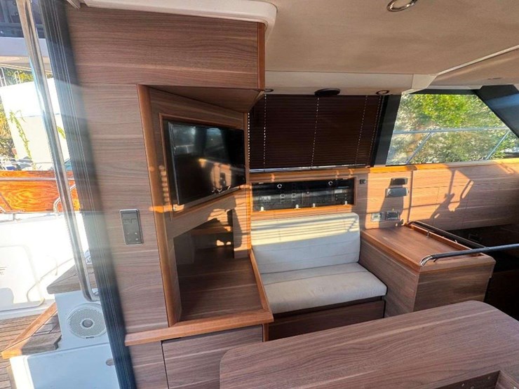 2015-sealine-f380-boat-image-14