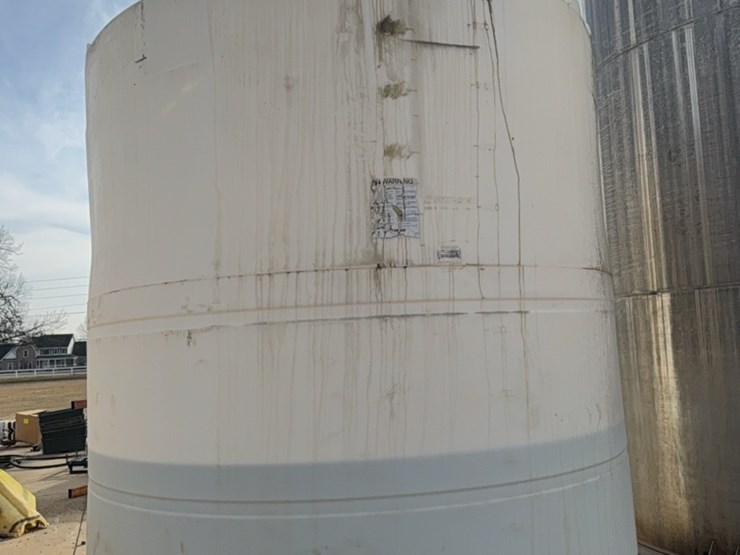 6000-gallon-upright-poly-tank-last-used-for-24%-nitrogen-(contents-do-not-go-with-unit-and-will-be-removed-prior-to-auction)￼-image-13