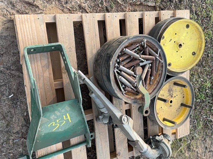 pallet-lot-of-planter-and-other-various-parts-image-10