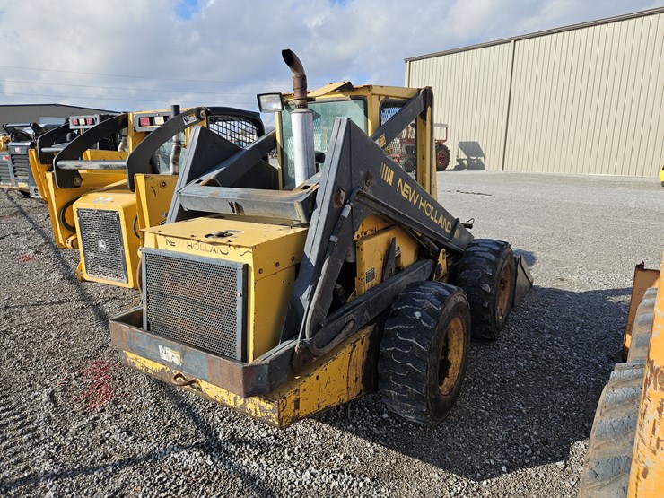 new-holland-l785-image-15