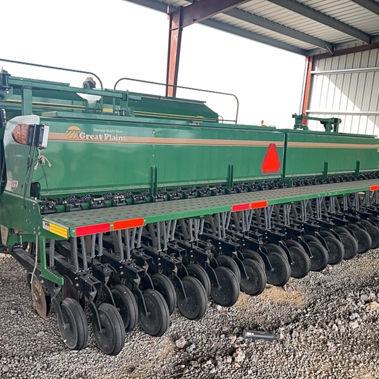 GREAT PLAINS 2000, 3 PT CONVENTIONAL DRILL WITH HEAVY DUTY DOUBLE DRIVE TIRES, FLAT FOLD MARKERS, USED VERY, VERY LITTLE, LIGHT PACKAGESHELTER KEPT, LIKE NEW CONDITION