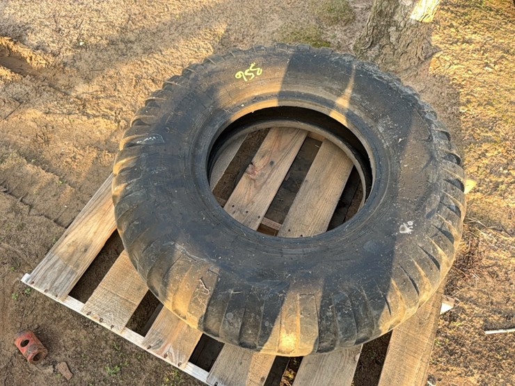 11.00–20-tire-image-14