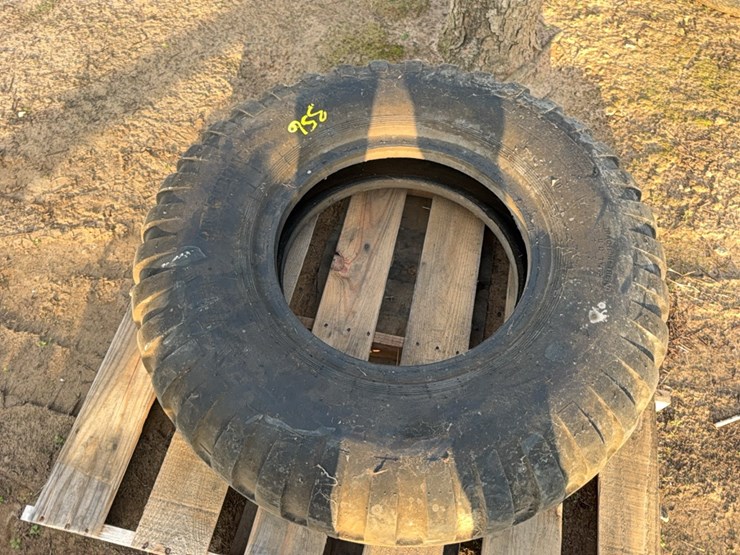 11.00–20-tire-image-13