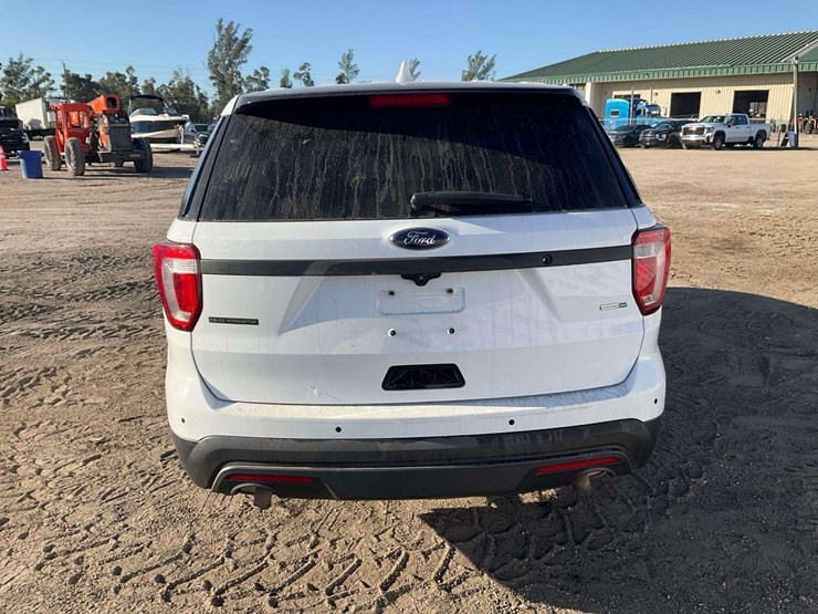 2016-ford-explorer-image-27