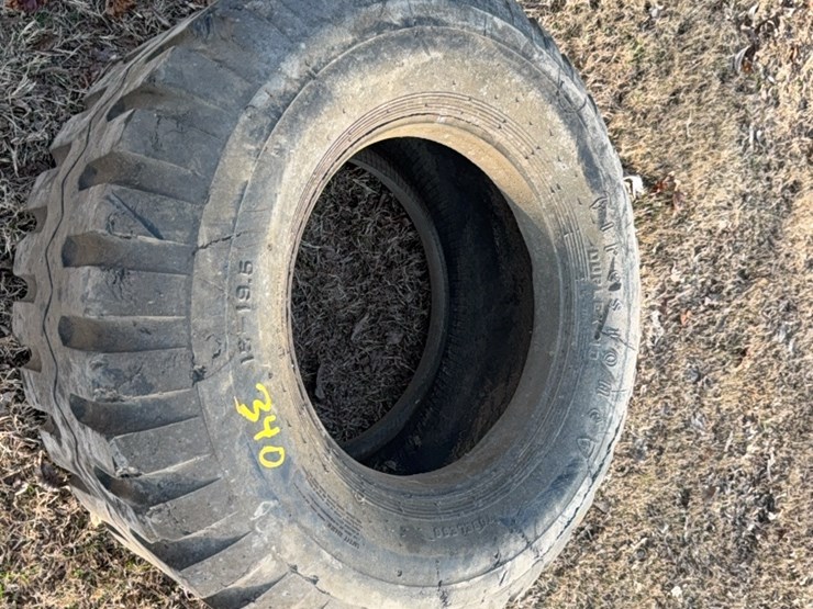 firestone-duplex-15–19.5-tire-image-2