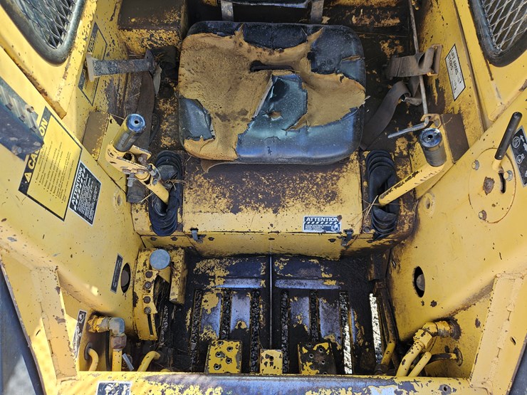 new-holland-l785-image-9