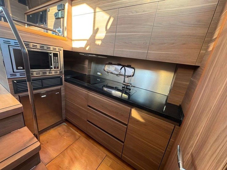 2015-sealine-f380-boat-image-10