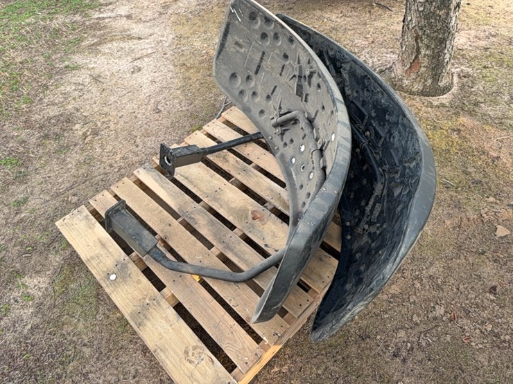 pair-of-john-deere-front-wheel-shields-(four-bolt-connection)-image-3