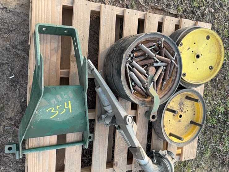 pallet-lot-of-planter-and-other-various-parts-image-11