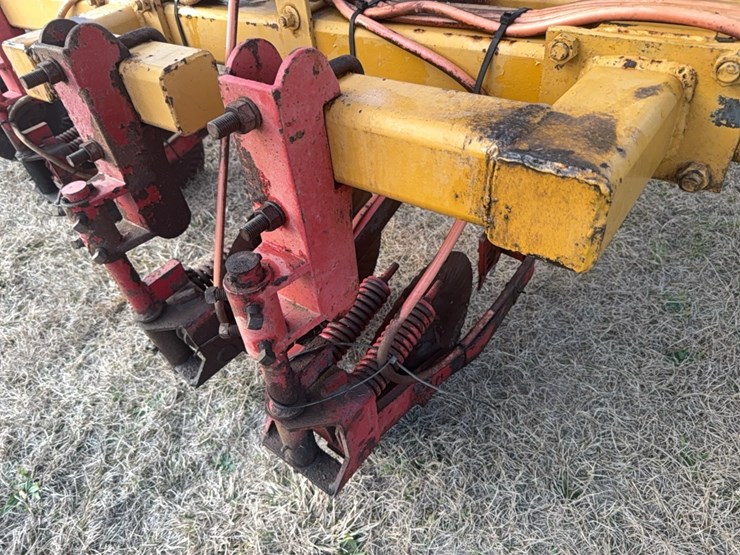 kbh-gooseneck-applicator-on-12-row-38”-rows-image-13