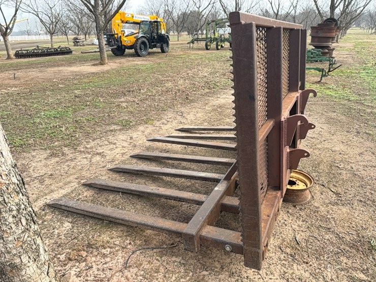 limb-forks-with-brush-guard-set-up-for-john-deere-loader-image-5