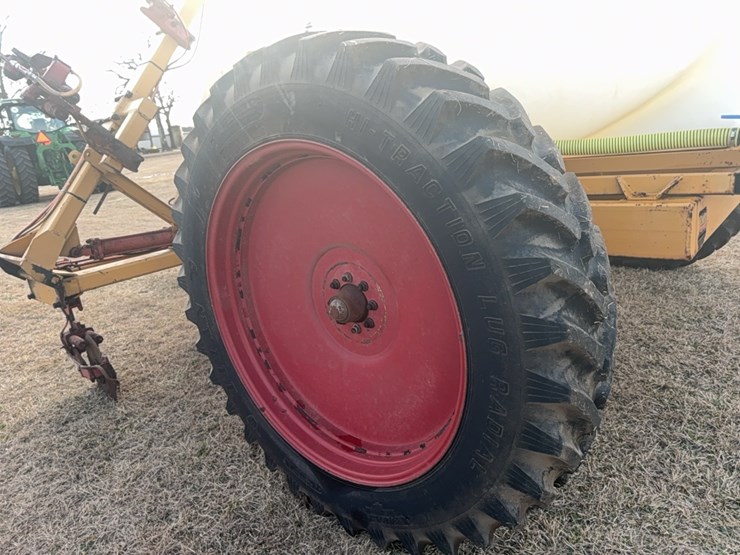 kbh-gooseneck-applicator-on-12-row-38”-rows-image-21