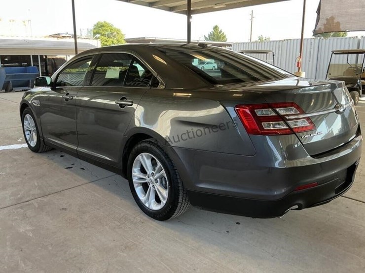 2015-ford-taurus-sdn-image-5