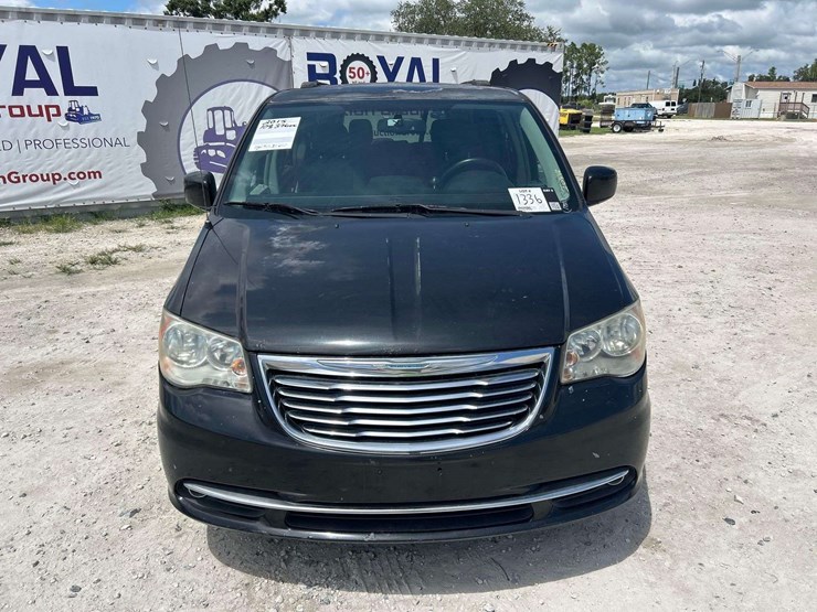 2015-chrysler-town-&-country-image-22