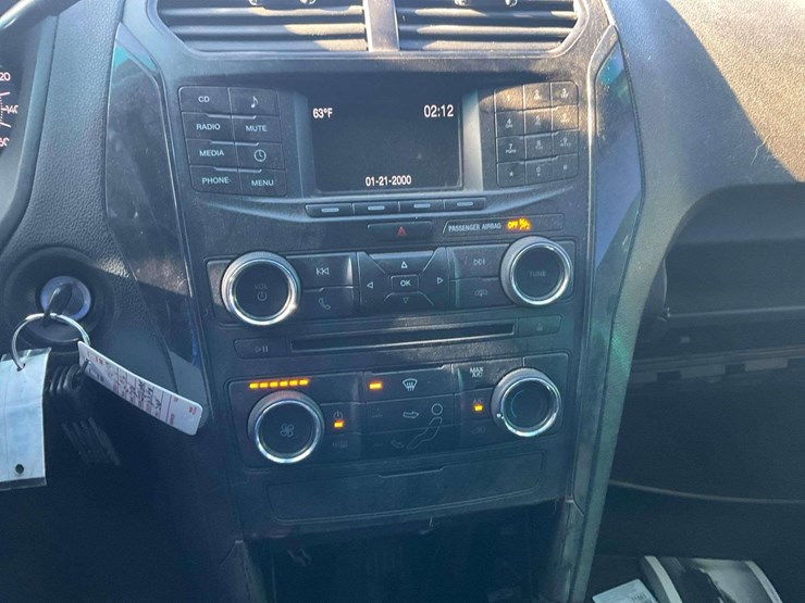 2016-ford-explorer-image-15