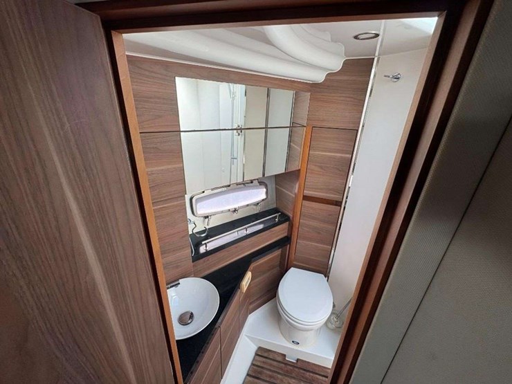 2015-sealine-f380-boat-image-8