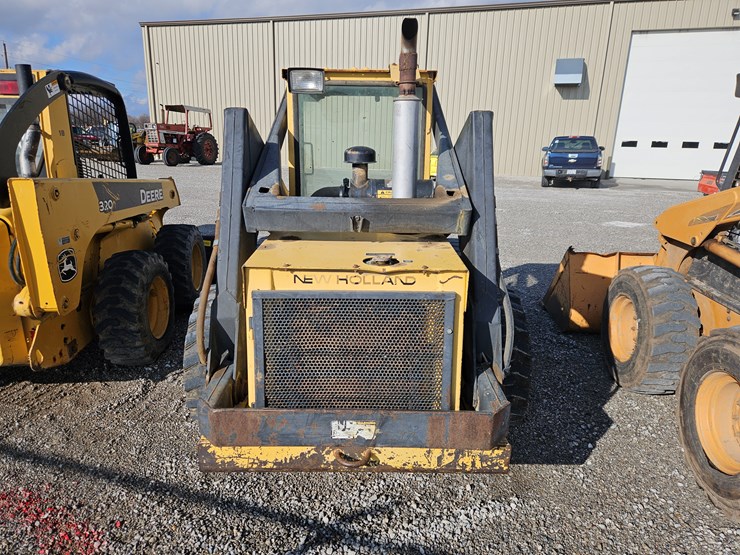 new-holland-l785-image-16