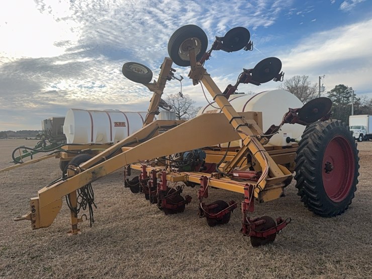 kbh-gooseneck-applicator-on-12-row-38”-rows-image-1