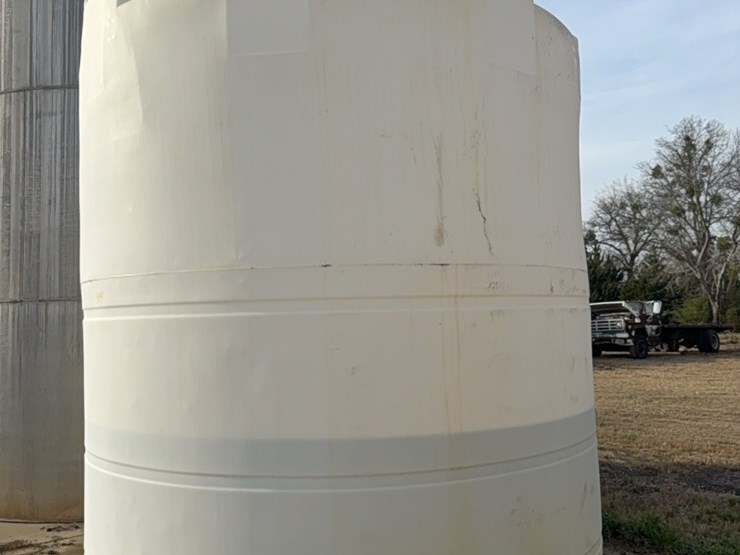6000-gallon-upright-poly-tank-last-used-for-24%-nitrogen-(contents-do-not-go-with-unit-and-will-be-removed-prior-to-auction)￼-image-4