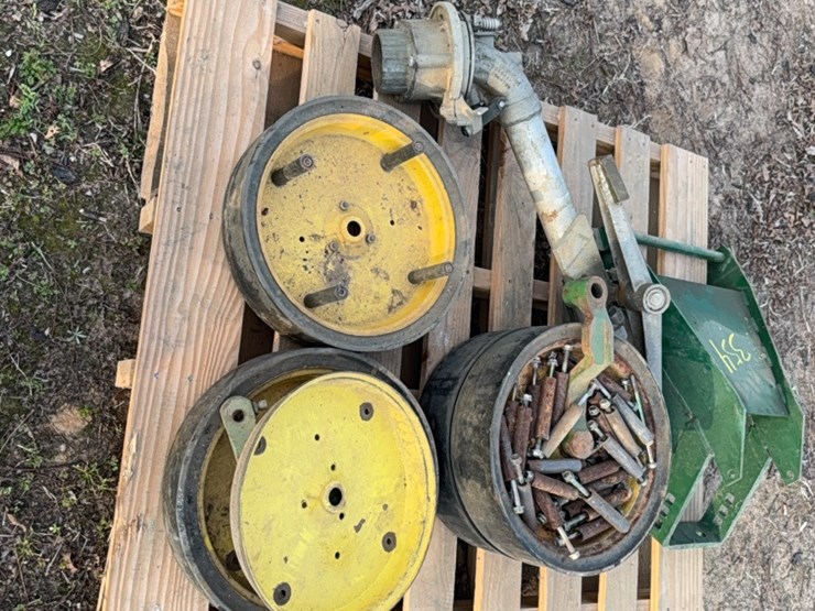 pallet-lot-of-planter-and-other-various-parts-image-1