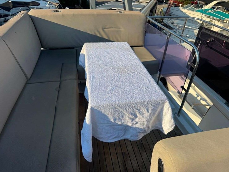 2015-sealine-f380-boat-image-23