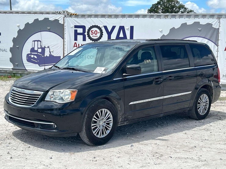 2015-chrysler-town-&-country-image-1
