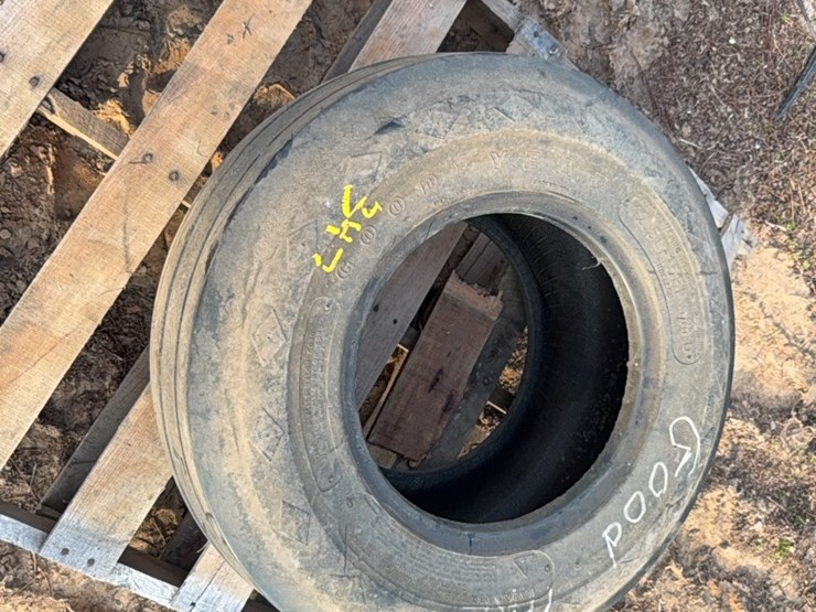 12.5-l-–-15-fi-tire-image-5