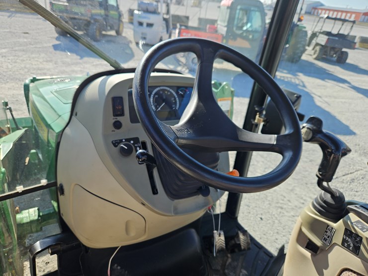 2014-john-deere-4044r-image-21