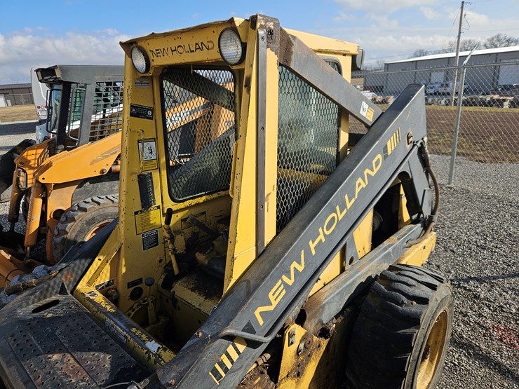 new-holland-l785-image-20