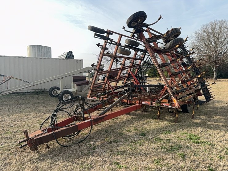 case-ih-tiger-mate-￼-field-cultivator-image-1
