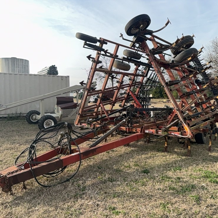 Case IH tiger mate ￼ Field Cultivator