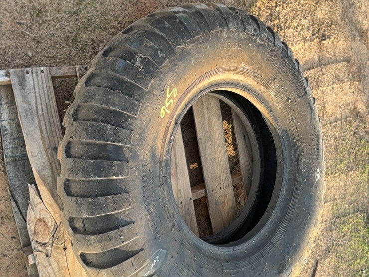 11.00–20-tire-image-3