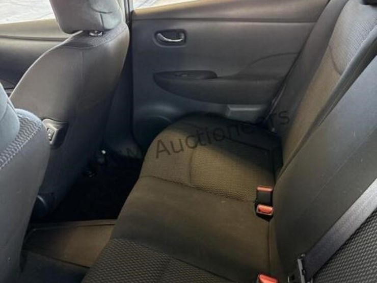 2015-nissan-leaf-s-hatchback-image-22