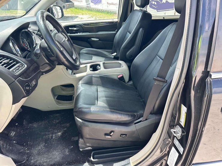 2015-chrysler-town-&-country-image-14