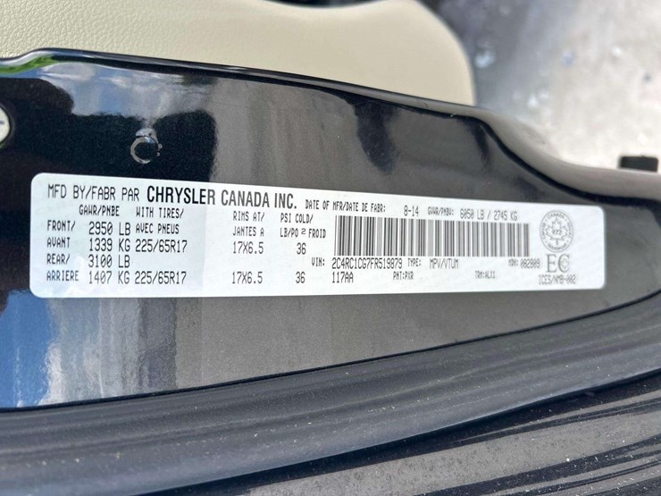 2015-chrysler-town-&-country-image-5