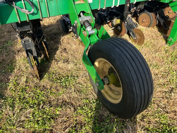 12-row-twin-row-great-plains-planter-image-10