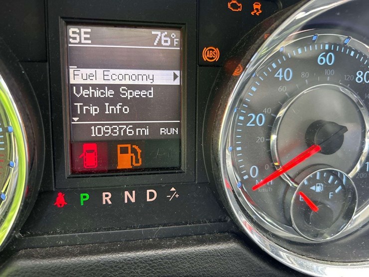 2015-chrysler-town-&-country-image-6