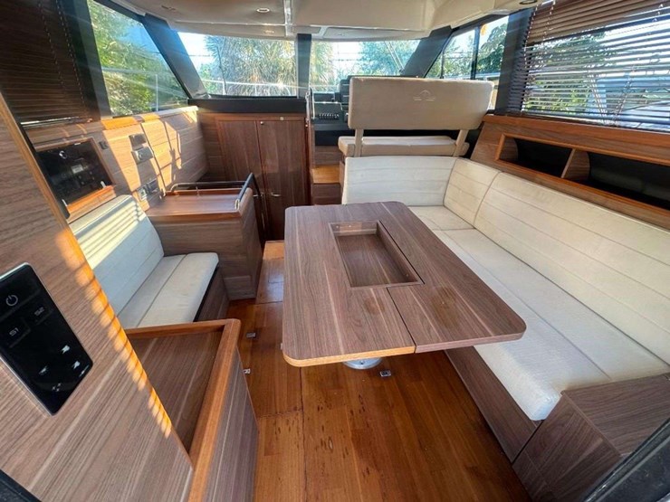 2015-sealine-f380-boat-image-13