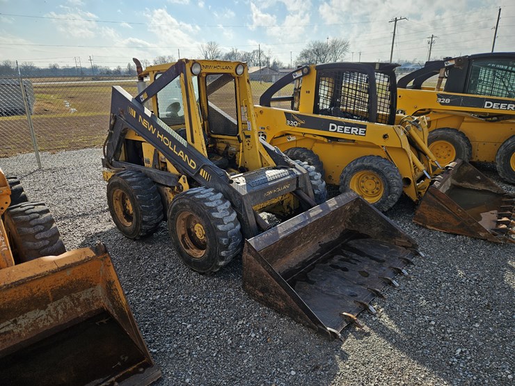 new-holland-l785-image-1